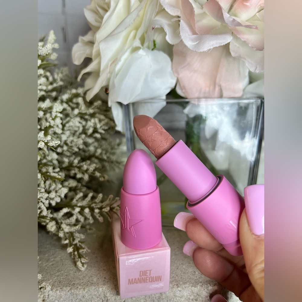 NIB - Jeffree Star - Velvet Trap - Diet  Mannequin - Soft Peachy Nude